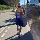 跑着步听着播客的一男的