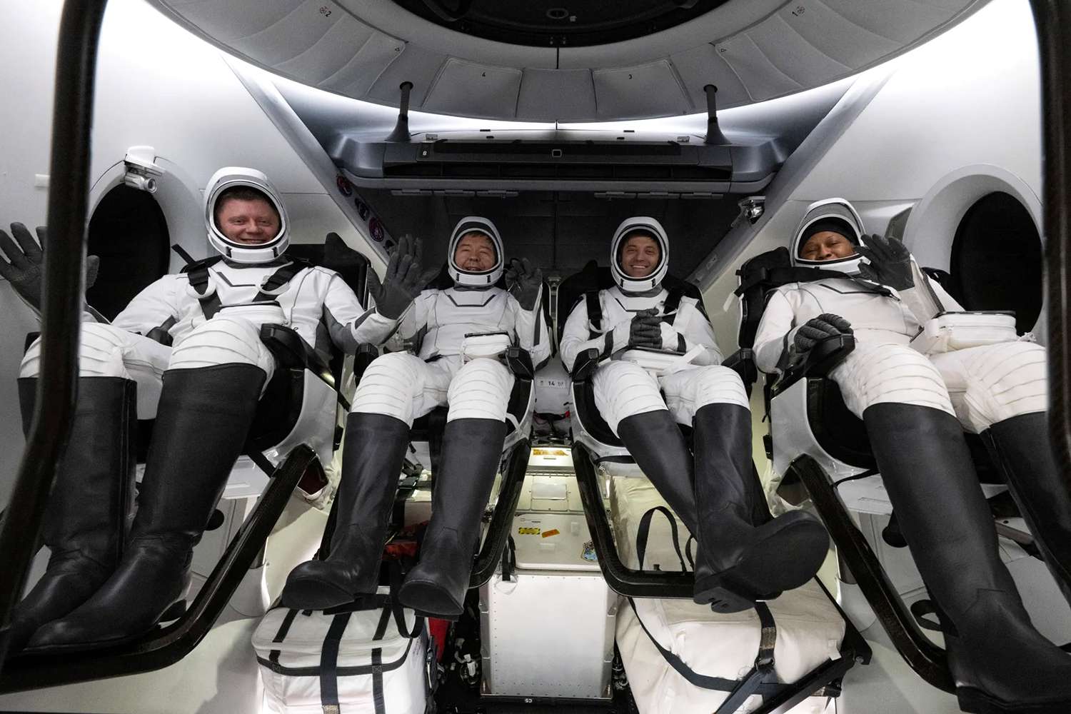SpaceX龙飞船完美着陆:四名宇航员在太空驻留8个月后平安归来