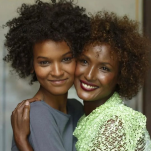 《沙漠之花》从牧羊女到名模大使：她凭什么成了真正的女性“英雄”？