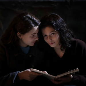 不是吧，这年头了她们还在看书！