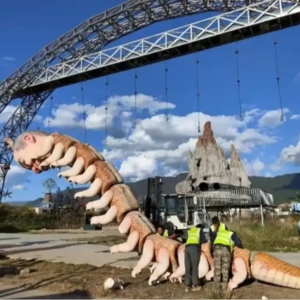 郑韩读报：荒野之国景区因“人体蜈蚣”等装置致歉，公共艺术不能把惊吓当个性