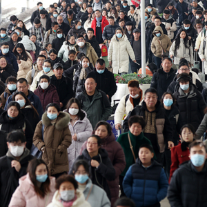 返程高峰有票无法上高铁，车站回应：很多人“买短乘长”导致超员