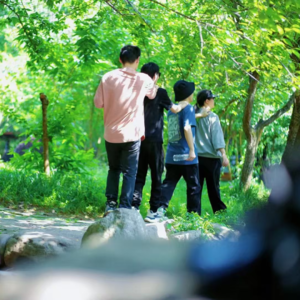 黑暗中的旅程：温在福和王伟振的世界