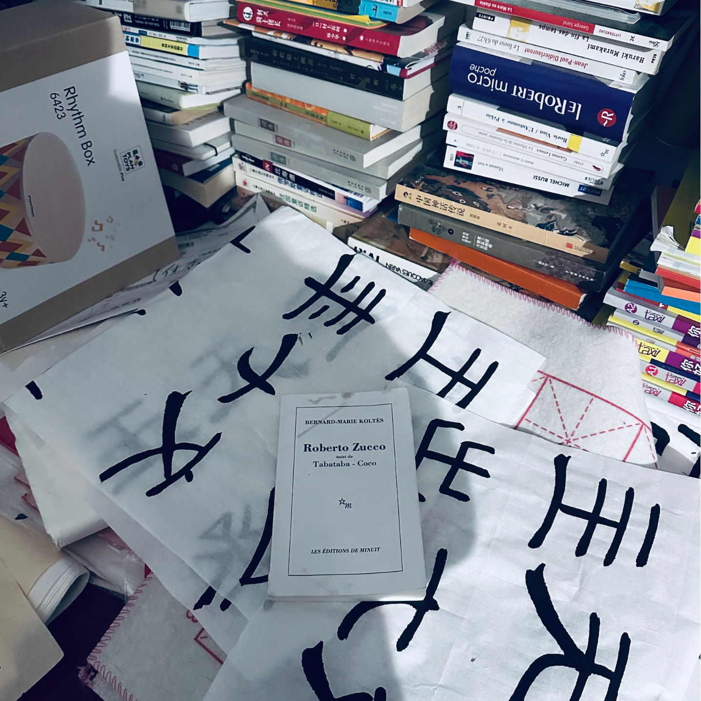他正好拿起这本法国剧作,并用蹩脚的英文自然拼读起来