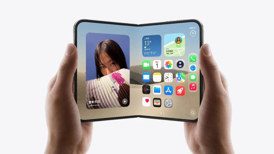 双手拿着横向展开的星光白色 iPhone Duo,内屏显示主屏幕画面。