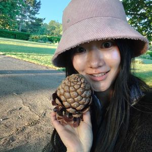 我真的好爱大自然啊｜我在树林里录播客，我的小狗Jupi在泥地里刨出来一颗巨型松果 ；）