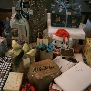 >019< 兴高采烈送礼物，心安理得收礼物