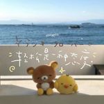 在灯下