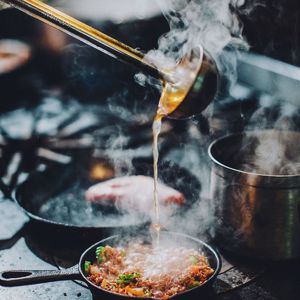 食神火花｜深夜食堂里的平板支撑，是我们日常的放纵与自律，快乐爆炒！