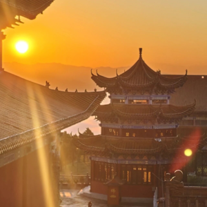 99年，在寺庙打工，月薪1000+，这届年轻人的精神归宿找到了？