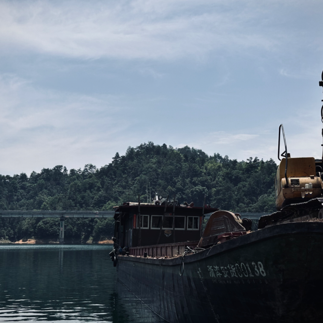 在墙缝中散步才是正经事