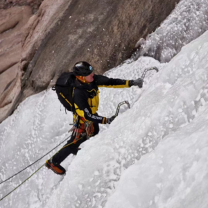 E45 攀冰入门指南｜新手需要准备什么？风险、装备与目的地