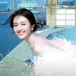 《关于我在地铁上莫名其妙干了碗鸡汤这件事儿》