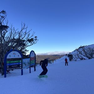 体验澳洲雪场工作：一边免费滑雪，一边听教练八卦