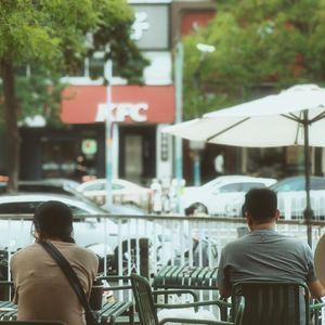 Vol. 139 白噪音|穿过街道,汇入人群,走进咖啡店,咖啡一杯一杯萃取