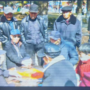 抹花花牌的老人2