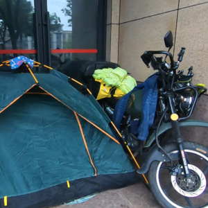 摩旅人声61|在摩旅路上,到底是住酒店好,还是搭帐篷好?