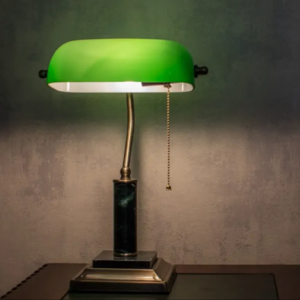 为什么民国剧里的台灯都是绿色的？