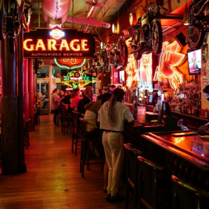 华尔街日报｜为什么在酒吧排队，反而让英国人抓狂？