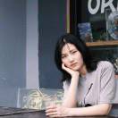 Lisa在路上慢慢走