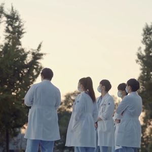 与e妈对话｜令人心动的offer医学季：他们凭什么成为你的医生？