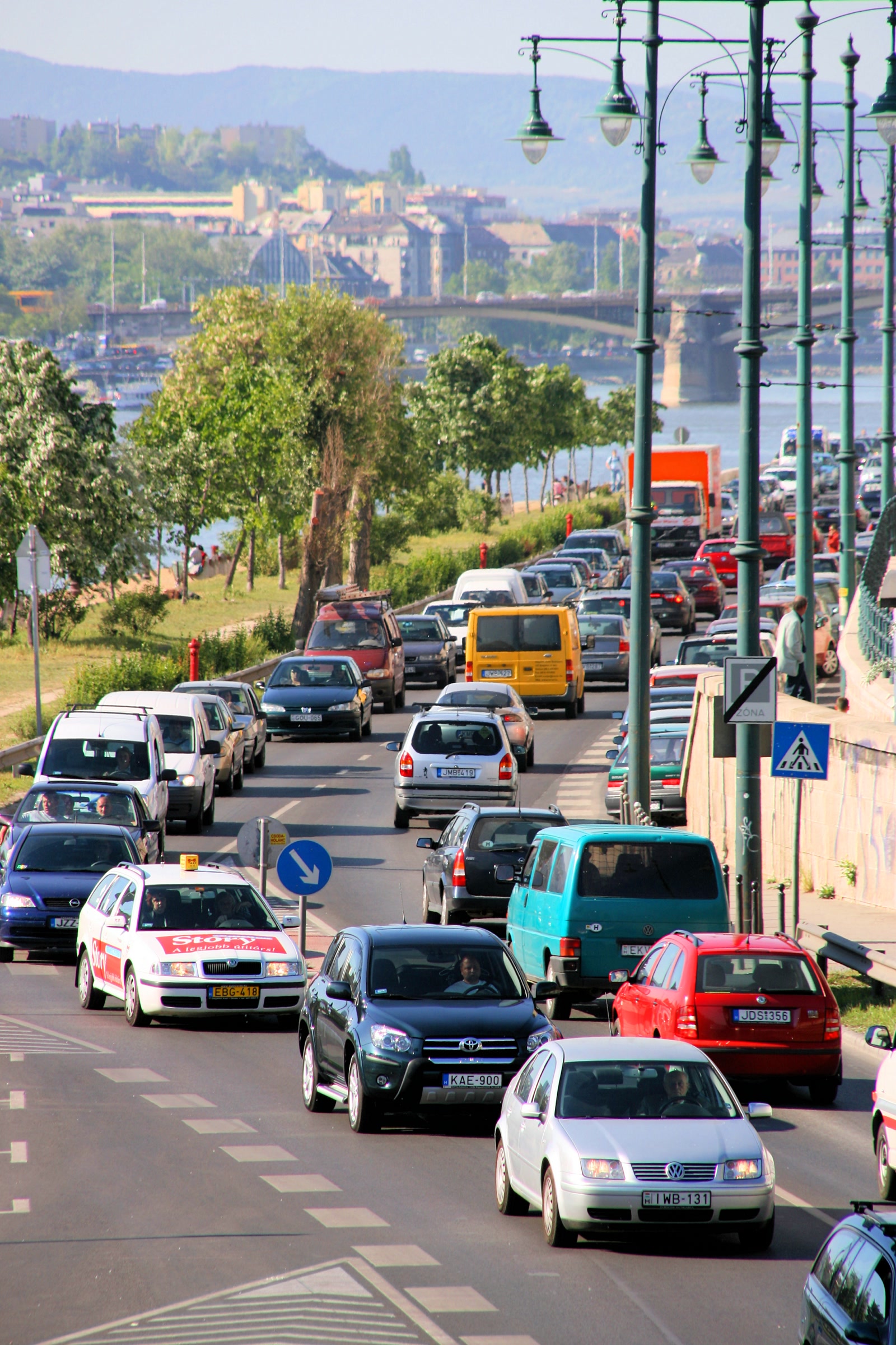 匈牙利布达佩斯多瑙河畔的道路，2007年：车辆沿道路延伸；车队是一种场景，不能据此推断每辆车的速度。