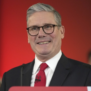 曾对工党内部反犹主义大清洗,英国的“草根”新首相是谁?