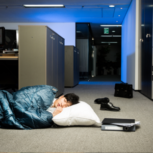 E686.没钱的北漂年轻人，直接住进公司里