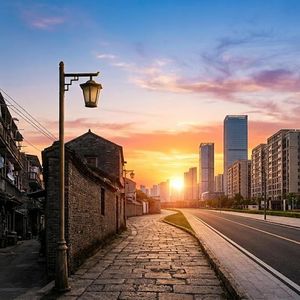 90.当初那些赚快钱的“精神小伙”，如今都在朋友圈卖力生活