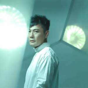 张信哲《过火》:情歌王子最痛的深情