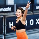 克拉拉戴大红花