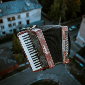 音阙时光机 | vol.030:一个人的手风琴,一个时代的回音