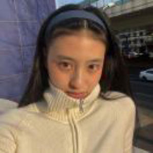 在公园荡会儿秋千