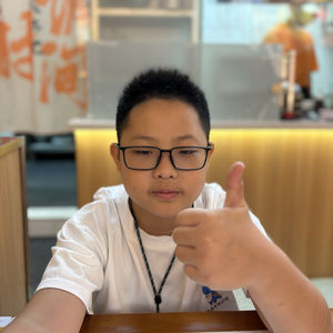 店员徒手打奶茶