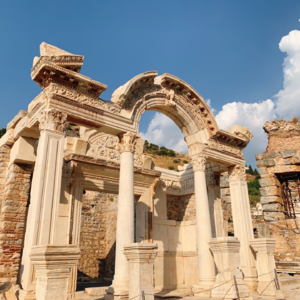 征服者的文化自卑与渴望，艺术上的模仿与融合创新：“拿来主义”下的“罗马之心”