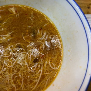 #012 热得像夏天的夜晚，坐在路边嗦牛杂粉